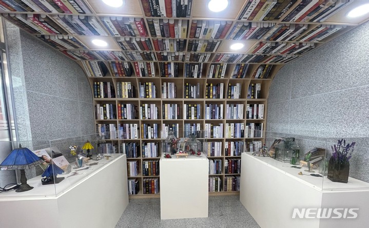 [김해=뉴시스] 경남 김해지혜의바다 도서관에 전시된 스테인드글라스 작품들. 7일부터 오는 18일까지 전시한다.(사진=경남교육청 제공)2023.02.07. photo@newsis.com