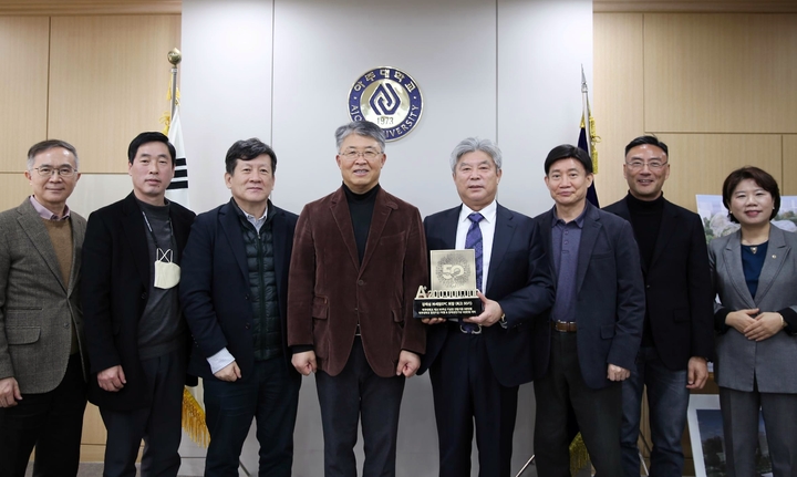 [수원=뉴시스] 최기주(사진 왼쪽부터 네 번째) 아주대학교 총장이 ㈜세원EPC 강래성(다섯 번째) 회장에게 기부자 감사패를 전달하고 있다. (사진=아주대 제공) 2023.02.07. photo@newsis.com *재판매 및 DB 금지