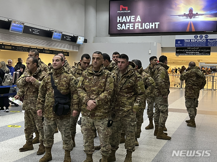[베이루트=AP/뉴시스] 6일(현지시간) 레바논 베이루트 국제공항에서 레바논 공병연대 대원들이 튀르키예 지진 피해 구조 작업을 돕기 위해 튀르키예로 출발할 준비를 하고 있다. 국제사회가 두 차례 강진과 120여 차례의 여진으로 큰 피해를 본 튀르키예와 시리아에 대한 구호에 잇달아 동참하고 있다. 2023.02.07.