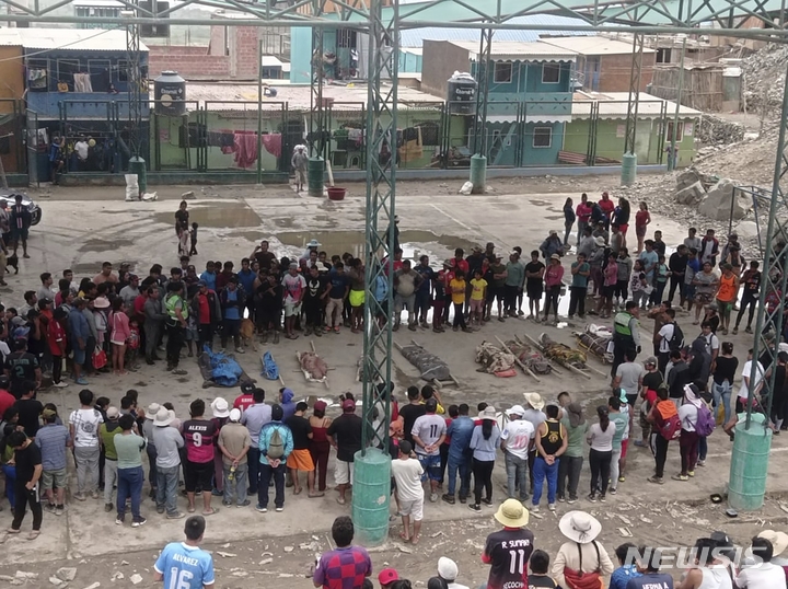 [카마나=AP/뉴시스] 6일(현지시간) 페루 카마나 주민들이 산사태 희생자 시신 주변에 모여 있다. 페루 국립 민방위대는 최근 쉬지 않고 쏟아진 폭우로 산사태가 발생해 최소 15명이 숨지고 20여 명이 다쳤다고 밝혔다. 2023.02.07.