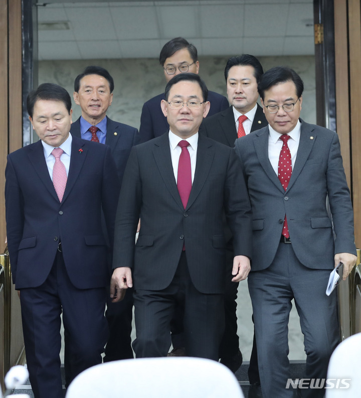 [서울=뉴시스] 전진환 기자 = 주호영 국민의힘 원내대표가 7일 오전 서울 여의도 국회에서 열린 원내대책회의에 참석하고 있다.&nbsp; 2023.02.07. amin2@newsis.com