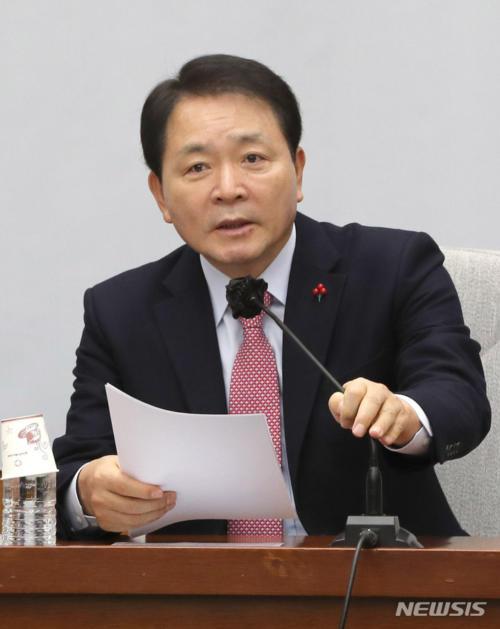 [서울=뉴시스] 전진환 기자 = 성일종 국민의힘 정책위의장이 7일 오전 서울 여의도 국회에서 열린 원내대책회의에서 발언하고 있다. 2023.02.07. amin2@newsis.com