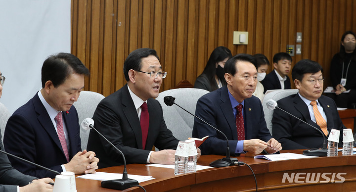 [서울=뉴시스] 전진환 기자 = 주호영 국민의힘 원내대표가 7일 오전 서울 여의도 국회에서 열린 원내대책회의에서 발언하고 있다.&nbsp; 2023.02.07. amin2@newsis.com