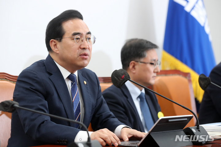 [서울=뉴시스] 고범준 기자 = 박홍근 더불어민주당 원내대표가 7일 오전 서울 여의도 국회에서 열린 원내대책회의에서 발언하고 있다. 2023.02.07. bjko@newsis.com