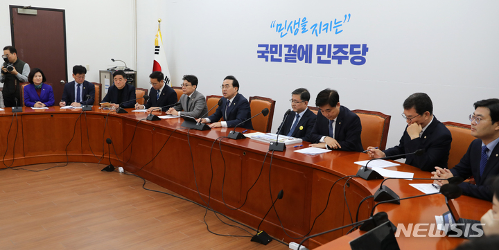 [서울=뉴시스] 고범준 기자 = 박홍근 더불어민주당 원내대표가 7일 오전 서울 여의도 국회에서 열린 원내대책회의에서 발언하고 있다. 2023.02.07. bjko@newsis.com