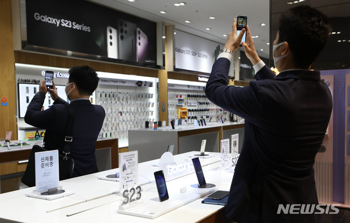 [서울=뉴시스] 조수정 기자 = 삼성전자와 SK텔레콤, KT, LG유플러스 등 이동통신 3사의 갤럭시 S23 시리즈 사전예약이 시작된 7일 서울 서초구 삼성 딜라이트샵에서 방문객들이 갤럭시 S23를 살펴보고 있다. 2023.02.07. chocrystal@newsis.com
