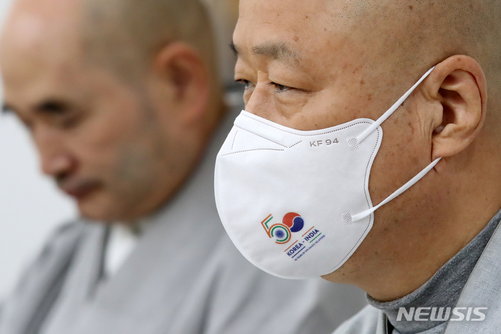 [서울=뉴시스] 박진희 기자 = 대한불교조계종 '상월결사 인도 도보순례' 대변인 종호스님이 7일 서울 종로구 한국불교역사문화기념관에서 한-인도 수교 50주년 기념 마스크를 착용하고 '상월결사 인도순례 기자간담회'를 하고 있다. 상월결사는 불교중흥과 국민 화합을 이루고 세상의 평화로나아가자는 해봉 자승스님의 뜻을 계승 실천하고자 결성되었다. 2019년 동안거 석 달 동안 '상월결사 천막결사'를 시작으로 포교의 새 지평을 열어가고 있다. 2023.02.07. pak7130@newsis.com