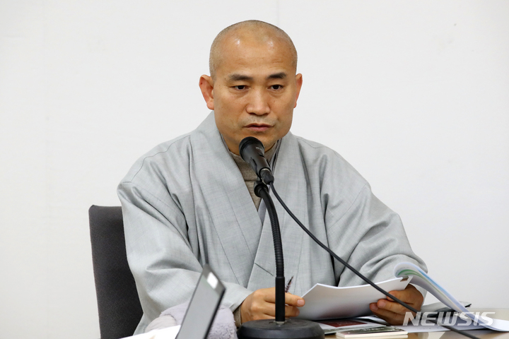 [서울=뉴시스] 박진희 기자 = 대한불교조계종 '상월결사 인도 도보순례' 순례단장 원명스님이 7일 서울 종로구 한국불교역사문화기념관에서 '상월결사 인도순례 기자간담회'를 하고 있다. 상월결사는 불교중흥과 국민 화합을 이루고 세상의 평화로나아가자는 해봉 자승스님의 뜻을 계승 실천하고자 결성되었다. 2019년 동안거 석 달 동안 '상월결사 천막결사'를 시작으로 포교의 새 지평을 열어가고 있다. 2023.02.07. pak7130@newsis.com