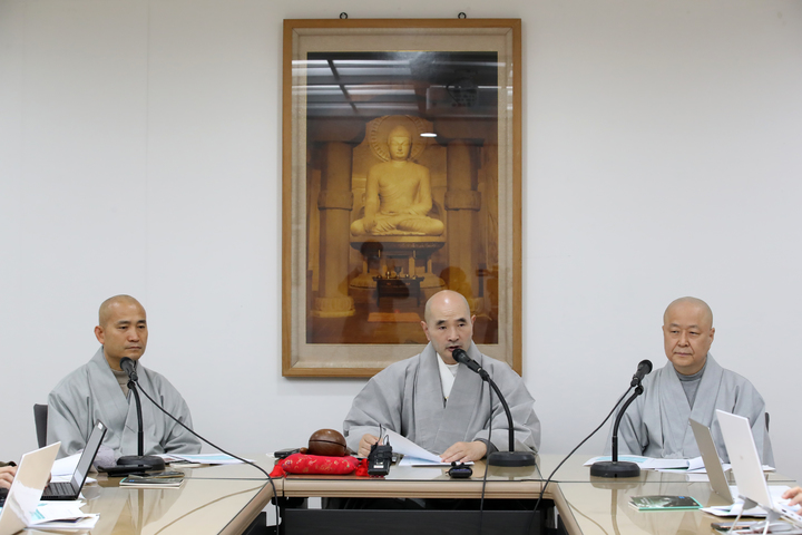 [서울=뉴시스] 박진희 기자 = 대한불교조계종 '상월결사 인도 도보순례' 총도감 호산스님(가운데), 순례단장 원명스님(왼쪽), 대변인 종호스님이 7일 서울 종로구 한국불교역사문화기념관에서 '상월결사 인도순례 기자간담회'를 하고 있다. 상월결사는 불교중흥과 국민 화합을 이루고 세상의 평화로나아가자는 해봉 자승스님의 뜻을 계승 실천하고자 결성되었다. 2019년 동안거 석 달 동안 '상월결사 천막결사'를 시작으로 포교의 새 지평을 열어가고 있다. 2023.02.07. pak7130@newsis.com