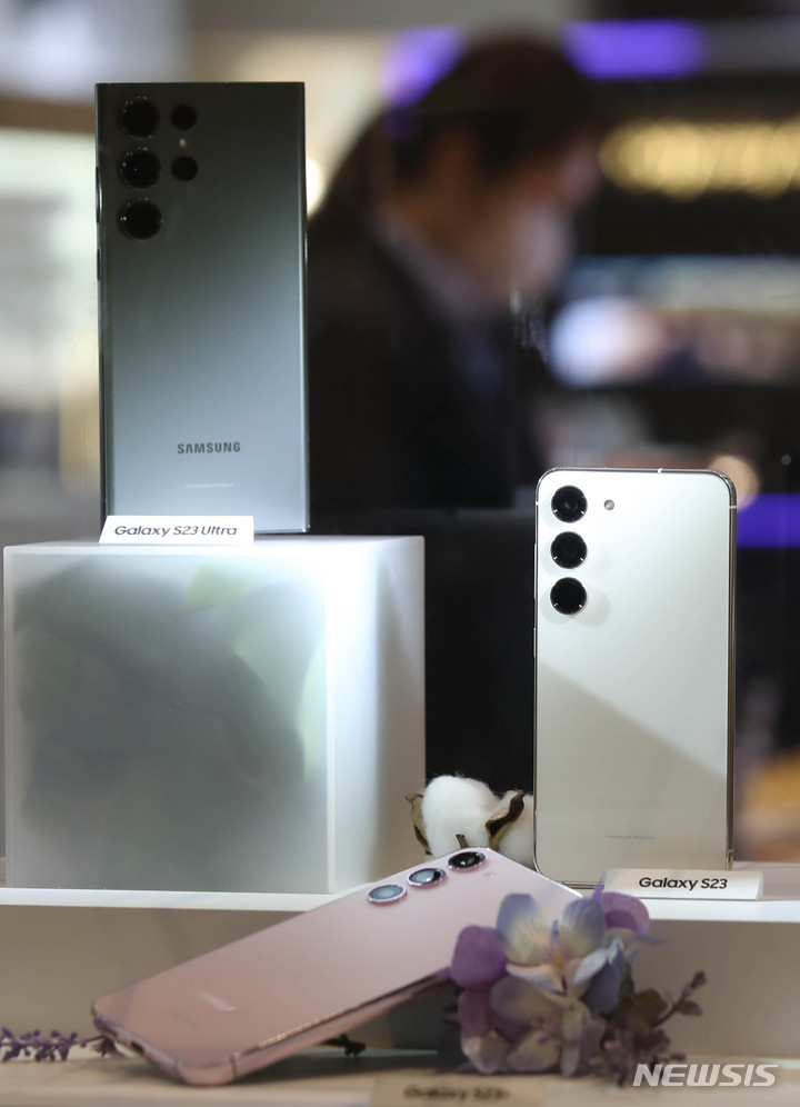 [서울=뉴시스] 조수정 기자 = 삼성전자와 SK텔레콤, KT, LG유플러스 등 이동통신 3사의 갤럭시 S23 시리즈 사전예약이 시작된 7일 서울 서초구 삼성 딜라이트샵에서 방문객들이 갤럭시 S23시리즈를 살펴보고 있다. 2023.02.07. chocrystal@newsis.com