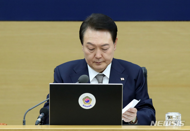 [세종=뉴시스] 전신 기자 = 윤석열 대통령이 7일 정부세종청사에서 열린 국무회의에서 자료를 살펴보고 있다. 2023.02.07. photo1006@newsis.com
