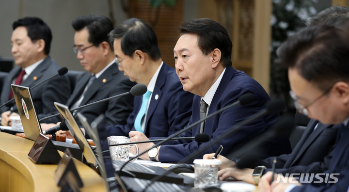 [세종=뉴시스] 전신 기자 = 윤석열 대통령이 7일 정부세종청사에서 열린 국무회의에서 발언하고 있다. 2023.02.07. photo1006@newsis.com