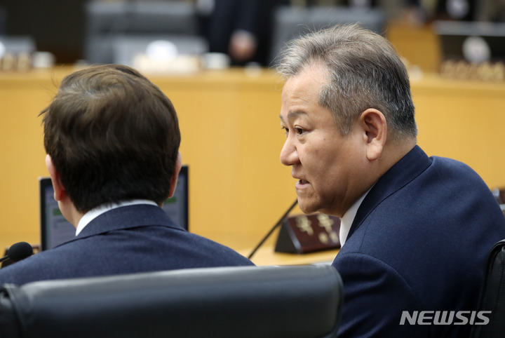 [세종=뉴시스] 전신 기자 = 이상민 행정안전부 장관과 박보균 문화체육관광부 장관이 지난 7일 정부세종청사에서 열린 국무회의에 앞서 대화하고 있다. 2023.02.07. photo1006@newsis.com