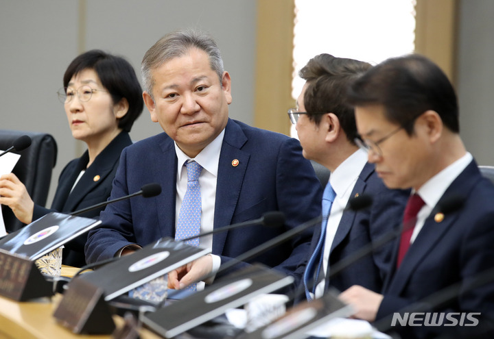 [세종=뉴시스] 전신 기자=이상민 행정안전부 장관이 7일 정부세종청사에서 열린 국무회의에 참석해 있다. 2023.02.07. photo1006@newsis.com