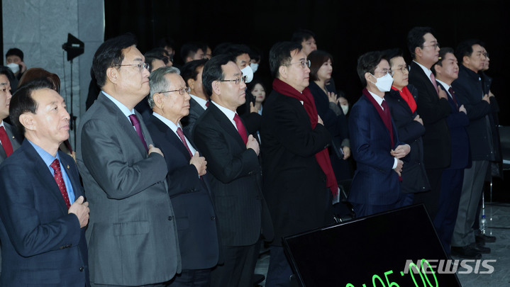 [서울=뉴시스] 국회사진기자단 = 7일 오전 서울 강서구 한 방송 스튜디오에서 열린 국민의힘 제3차 전당대회 후보자 비전 발표회에서 정진석 비대위원장과 김기현·안철수·윤상현·조경태·천하람·황교안 대표 후보들이 국민의례를 하고 있다. 2023.02.07.&nbsp; photo@newsis.com