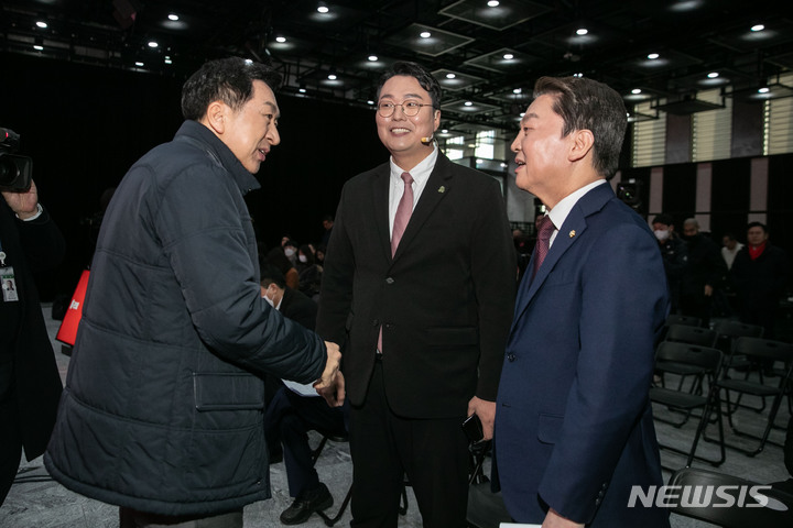 [서울=뉴시스] 국회사진기자단 = 김기현(왼쪽부터) 국민의힘 당대표 후보, 천하람 당대표 후보, 안철수 당대표 후보가 지난 7일 서울 강서구 한 방송스튜디오에서 열린 국민의힘 제3차 전당대회 비전발표회에 참석해 대화를 나누고 있다. 2023.02.07. photo@newsis.com