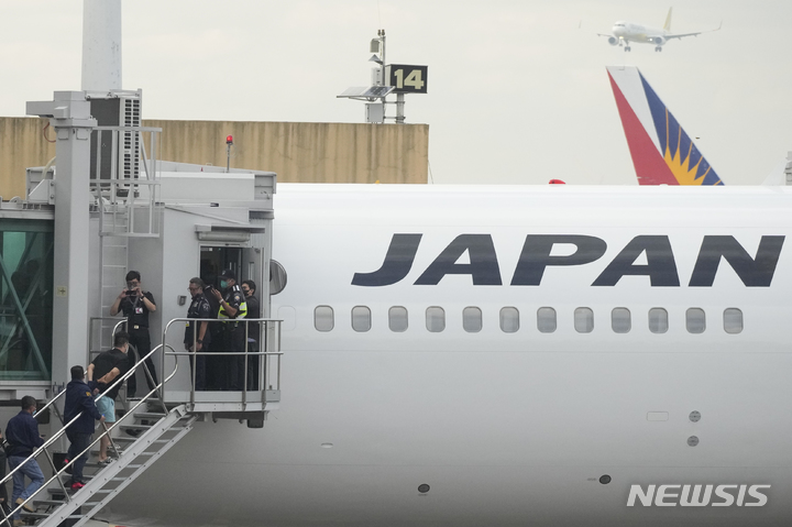 [마닐라(필리핀)=AP/뉴시스] 일본항공(JAL)이 일본행 승객의 짐을 줄이기 위해 의류 대여 프로그램을 시작했다고 5일(현지시간) 미국 워싱턴포스트는 전했다. 사진은 지난 2월 필리핀 마닐라국제공항의 JAL 항공기. 2023.07.06. 