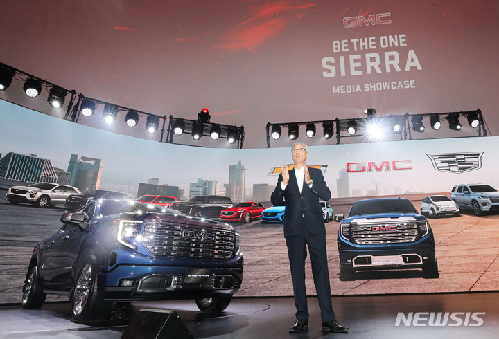 [서울=뉴시스] 권창회 기자 = 로베르토 렘펠 한국GM 사장이 7일 오전 서울 서초구 세빛섬에서 진행된 '제너럴모터스 GMC 시에라 브랜드 론칭 미디어 쇼케이스'에서 인사말을 하고 있다. 제너럴 모터스(GM)는 프리미엄 픽업·SUV 브랜드 GMC의 국내 출범과 초대형 픽업트럭 시에라를 출시하며 국내 풀사이즈 픽업트럭 시대의 시작을 공식 선언했다. 2023.02.07. kch0523@newsis.com