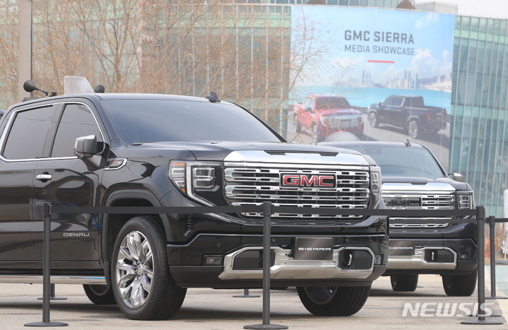 [서울=뉴시스] 권창회 기자 = 7일 오전 서울 서초구 세빛섬에서 진행된 '제너럴모터스 GMC 시에라 브랜드 론칭 미디어 쇼케이스'에서 초대형 픽업트럭 시에라가 공개되고 있다. 제너럴 모터스(GM)는 프리미엄 픽업·SUV 브랜드 GMC의 국내 출범과 초대형 픽업트럭 시에라를 출시하며 국내 풀사이즈 픽업트럭 시대의 시작을 공식 선언했다. 2023.02.07. kch0523@newsis.com