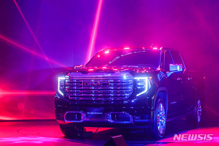 [서울=뉴시스] 권창회 기자 = 7일 오전 서울 서초구 세빛섬에서 진행된 '제너럴모터스 GMC 시에라 브랜드 론칭 미디어 쇼케이스'에서 초대형 픽업트럭 시에라가 공개되고 있다. 제너럴 모터스(GM)는 프리미엄 픽업·SUV 브랜드 GMC의 국내 출범과 초대형 픽업트럭 시에라를 출시하며 국내 풀사이즈 픽업트럭 시대의 시작을 공식 선언했다. 2023.02.07. kch0523@newsis.com