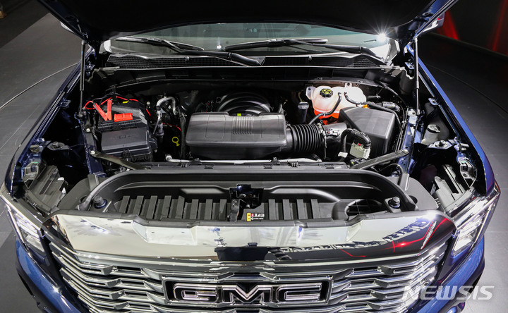 [서울=뉴시스] 권창회 기자 = 7일 오전 서울 서초구 세빛섬에서 진행된 '제너럴모터스 GMC 시에라 브랜드 론칭 미디어 쇼케이스'에서 공개된 초대형 픽업트럭 시에라 엔진룸. 제너럴 모터스(GM)는 프리미엄 픽업·SUV 브랜드 GMC의 국내 출범과 초대형 픽업트럭 시에라를 출시하며 국내 풀사이즈 픽업트럭 시대의 시작을 공식 선언했다. 2023.02.07. kch0523@newsis.com