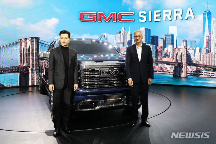 [서울=뉴시스] 권창회 기자 = 배우 정성일(왼쪽), 로베르토 렘펠 한국GM 사장이 7일 오전 서울 서초구 세빛섬에서 진행된 '제너럴모터스 GMC 시에라 브랜드 론칭 미디어 쇼케이스'에서 기념촬영을하고 있다. 제너럴 모터스(GM)는 프리미엄 픽업·SUV 브랜드 GMC의 국내 출범과 초대형 픽업트럭 시에라를 출시하며 국내 풀사이즈 픽업트럭 시대의 시작을 공식 선언했다. 2023.02.07. kch0523@newsis.com