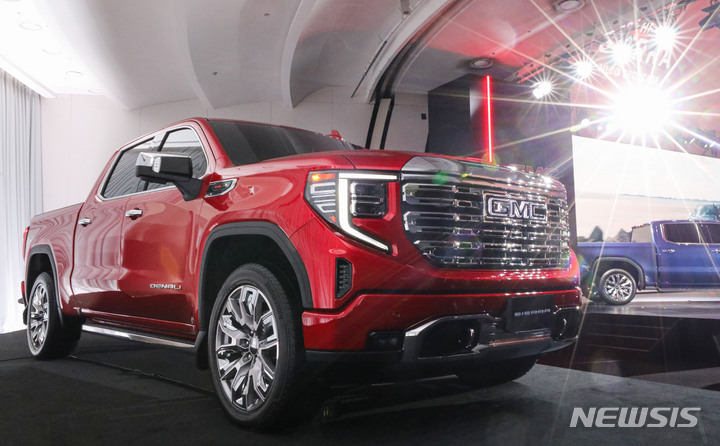 [서울=뉴시스] 권창회 기자 = 7일 오전 서울 서초구 세빛섬에서 진행된 '제너럴모터스 GMC 시에라 브랜드 론칭 미디어 쇼케이스'에서 초대형 픽업트럭 시에라가 공개되고 있다. 제너럴 모터스(GM)는 프리미엄 픽업·SUV 브랜드 GMC의 국내 출범과 초대형 픽업트럭 시에라를 출시하며 국내 풀사이즈 픽업트럭 시대의 시작을 공식 선언했다. 2023.02.07. kch0523@newsis.com