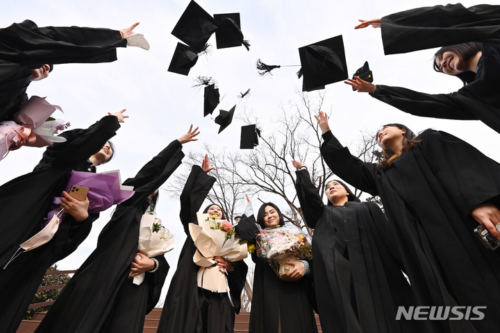 [수원=뉴시스] 김종택 기자 = 7일 경기도 수원시 수원여자대학교 인제캠퍼스에서 열린 학위수여식에서 졸업생들이 기념촬영을 하며 추억을 남기고 있다. 2023.02.07. jtk@newsis.com