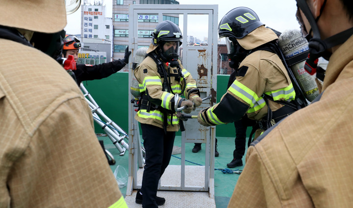 [광주=뉴시스] 변재훈 기자 = 광주 북부소방서는 현장활동대원들을 대상으로 '방화문 개방 특별 훈련'을 진행했다고 7일 밝혔다.(사진=광주 북부소방 제공) 2023.02.07. photo@newsis.com *재판매 및 DB 금지