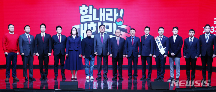 [서울=뉴시스] 국회사진기자단 = 국민의힘 제3차 전당대회 후보자 비전 발표회가 7일 서울 강서구 한 방송 스튜디오에서 열렸다. 왼쪽부터 구혁모, 장예찬, 이기인, 김정식,옥지원, 지성호, 정진석 비대위원장, 유흥수 선관위원장, 김석기 사무총장, 이욱희, 양기열, 김영호, 서원렬, 김가람 청년 최고위원 후보들이 기념촬영을 하고 있다. 2023.02.07. photo@newsis.com