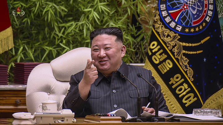 [서울=뉴시스] 북한 김정은 국무위원장이 지난 6일 당중앙위원회 본부청사에서 노동당 중앙군사위원회 제8기 제4차확대회의를 주재했다고 7일 조선중앙TV가 보도했다. 김 위원장 뒤로 '조선민주주의인민공화국 미싸일 총국' 글씨가 새겨진 깃발이 보인다. (사진=조선중앙TV 캡처) 2023.02.07. photo@newsis.com *재판매 및 DB 금지