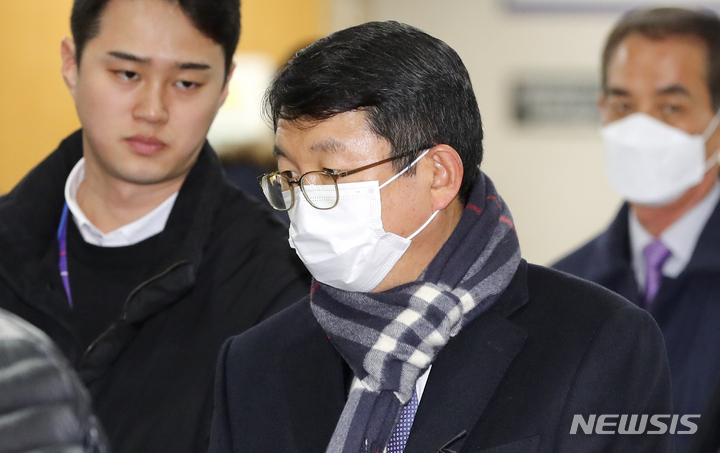 [서울=뉴시스] 최진석 기자 = 김석균 전 해경청장이 7일 서초구 서울고등법원에서 열린 '세월호 부실구조 관련' 2심 선고공판에 출석하고 있다. 2023.02.07. myjs@newsis.com