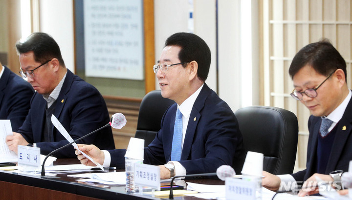 [무안=뉴시스] 이창우 기자=김영록 전남지사(가운데)가 7일 오전 도청 서재필실에서 실국 정책회의를 주재하고 있다. (사진=전남도 제공) 2023.02.07. photo@newsis.com