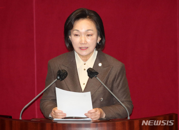 [서울=뉴시스] 고범준 기자 = 한무경 국민의힘 의원이 7일 오후 서울 여의도 국회에서 열린 제403회국회(임시회) 제3차 본회의에서 경제에 관한 질문을 하고 있다. 2023.02.07. bjko@newsis.com