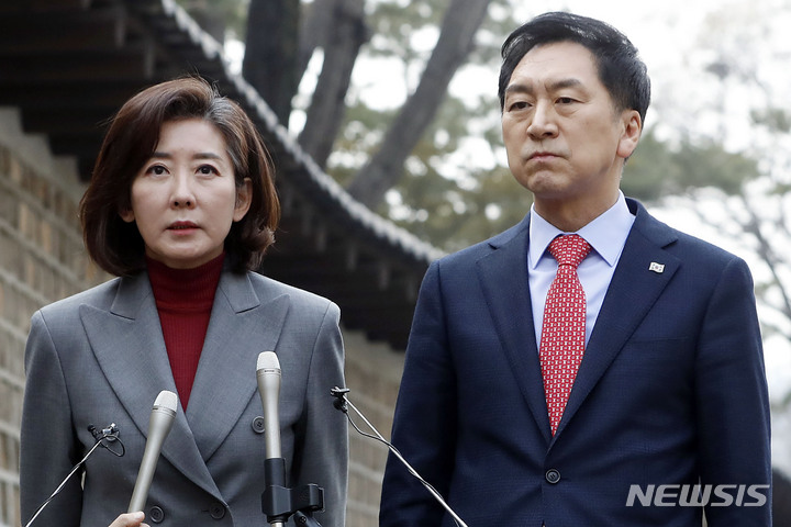 [서울=뉴시스] 최동준 기자 = 국민의힘 김기현 당대표 후보, 나경원 전 의원이 7일 서울 중구 한 음식점에서 오찬 회동을 마치고 취재진 질문에 답변하고 있다. 2023.02.07. photocdj@newsis.com