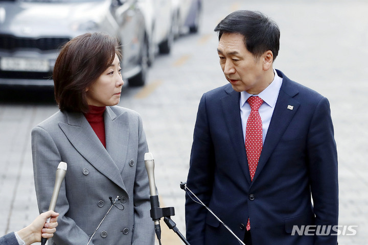 [서울=뉴시스] 최동준 기자 = 국민의힘 김기현 당대표 후보, 나경원 전 의원이 7일 서울 중구 한 음식점에서 오찬 회동을 마치고 취재진 질문에 답변하고 있다. 2023.02.07. photocdj@newsis.com