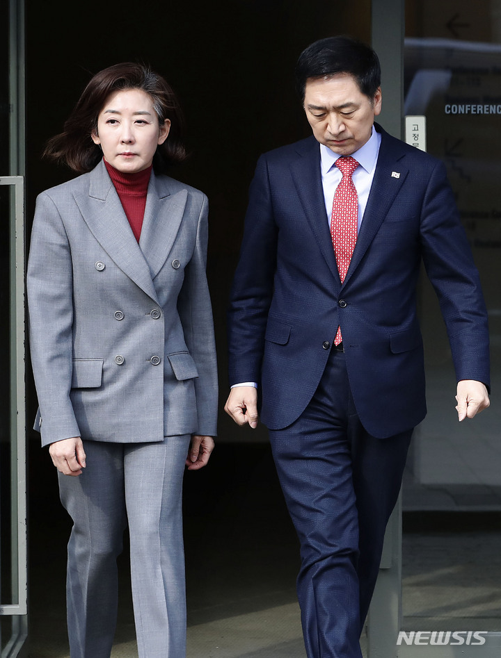 [서울=뉴시스] 최동준 기자 = 국민의힘 김기현 당대표 후보, 나경원 전 의원이 7일 서울 중구 한 음식점에서 오찬 회동을 마치고 이동하고 있다. 2023.02.07. photocdj@newsis.com