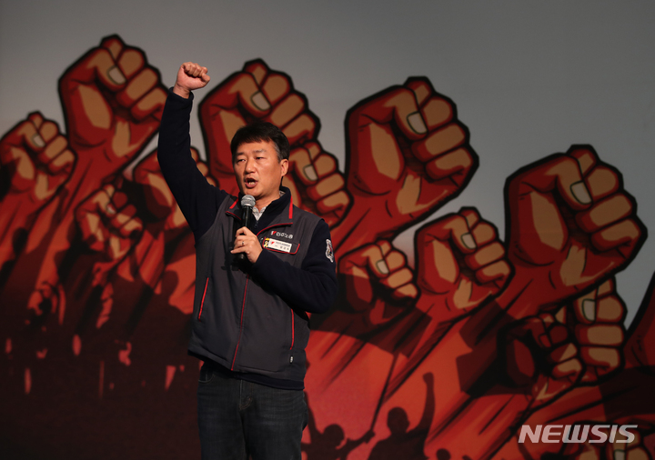 [고양=뉴시스] 고승민 기자 = 민주노총 양경수 위원장이 7일 경기 킨텍스에서 열린 제75차 정기대의원대회에서 개회사를 하고 있다. 2023.02.07. kkssmm99@newsis.com