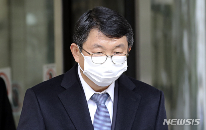 [서울=뉴시스] 지난 2014년 세월호 참사 당시 초동조치 미흡으로 승객들을 구하지 못한 혐의로 재판에 넘겨졌으나 무죄가 확정된 전 해양경찰청 관계자들이 형사보상금을 받게 됐다. 사진은 김석균 전 해경청장이 지난해 2월 서초구 서울고등법원에서 열린 '세월호 부실구조' 관련 2심 선고공판에서 무죄를 선고받은 후 법원을 나서고 있는 모습. 2023.02.07. 