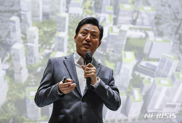 [서울=뉴시스] 정병혁 기자 = 오세훈 서울시장이 7일 오후 서울 중구 서울시청에서 열린 서울주재 외신기자 간담회에서 PPT발표를 하고 있다. 2023.02.07. jhope@newsis.com