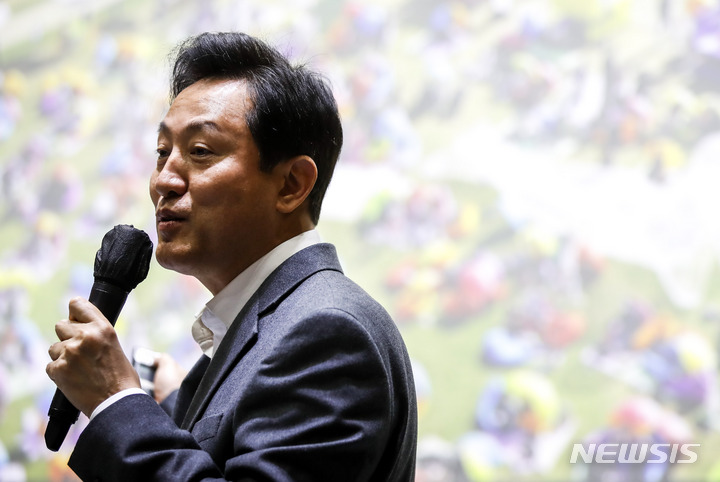 [서울=뉴시스] 정병혁 기자 = 오세훈 서울시장이 7일 오후 서울 중구 서울시청에서 열린 서울주재 외신기자 간담회에서 PPT발표를 하고 있다. 2023.02.07. jhope@newsis.com