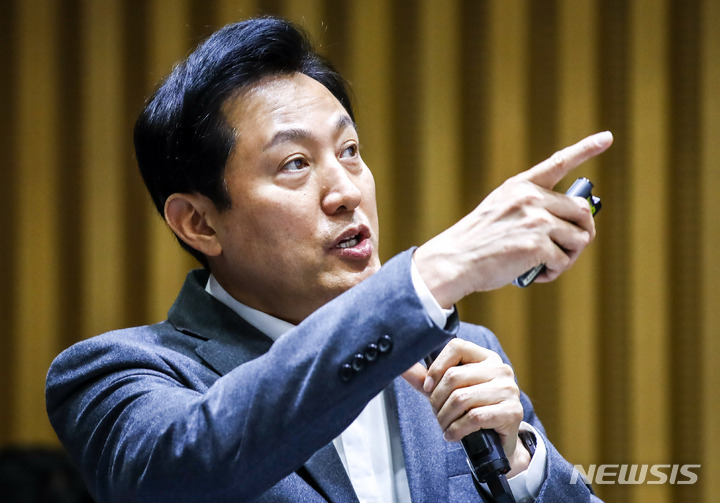 [서울=뉴시스] 정병혁 기자 = 오세훈 서울시장이 지난 7일 오후 서울 중구 서울시청에서 열린 서울주재 외신기자 간담회에서 PPT발표를 하고 있다. 2023.02.09. jhope@newsis.com