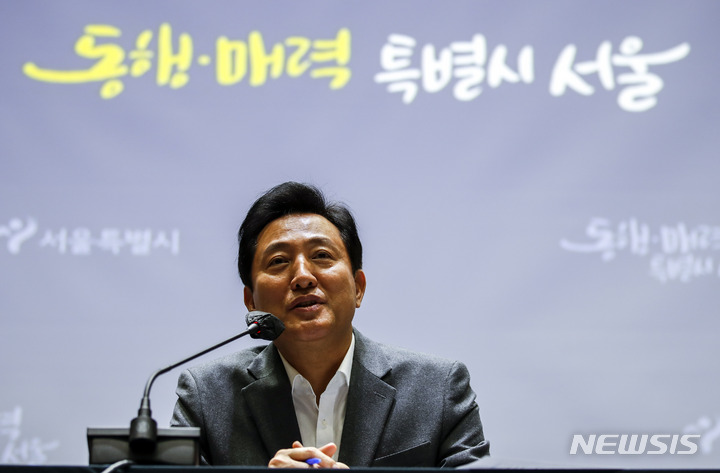 [서울=뉴시스] 정병혁 기자 = 오세훈 서울시장이 7일 오후 서울 중구 서울시청에서 열린 서울주재 외신기자 간담회에서 질문에 답하고 있다. 2023.02.07. jhope@newsis.com