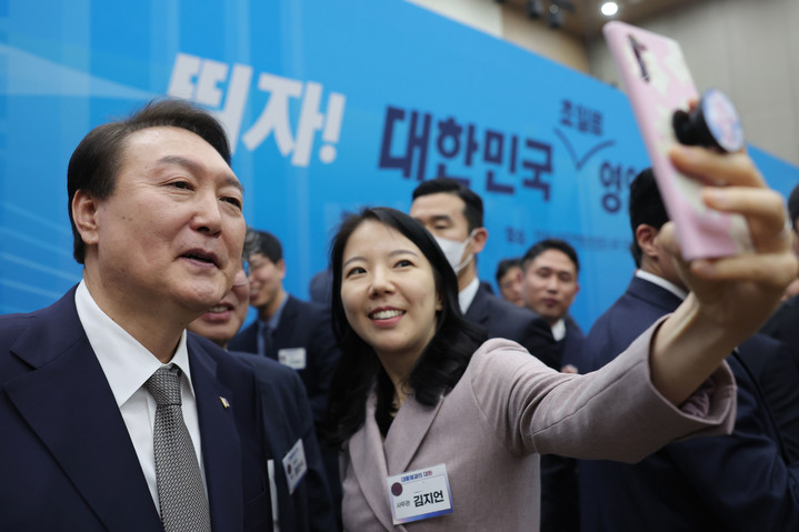 [서울=뉴시스] 윤석열 대통령이 7일 정부세종컨벤션센터에서 열린 '대통령과의 대화 및 공직자 오찬'에서 한 공직자와 기념촬영 하고 있다. (사진=대통령실 제공) 2023.02.07. photo@newsis.com *재판매 및 DB 금지