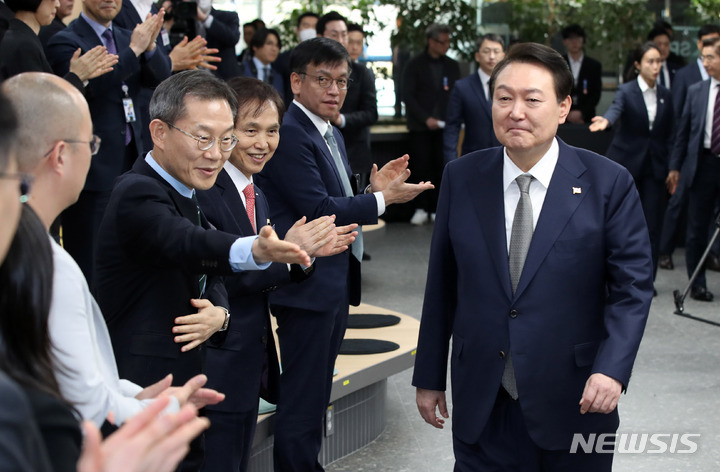[대전=뉴시스] 전신 기자 = 윤석열 대통령이 7일 대전 유성구 카이스트에서 열린 대전 과학기술·디지털 혁신기업인과의 대화에 참석하고 있다. 2023.02.07. photo1006@newsis.com