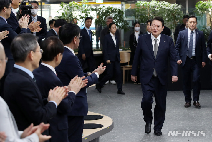 [대전=뉴시스] 전신 기자 = 윤석열 대통령이 7일 대전 유성구 카이스트에서 열린 대전 과학기술·디지털 혁신기업인과의 대화에 참석하고 있다. 2023.02.07. photo1006@newsis.com