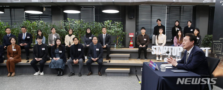 [대전=뉴시스] 전신 기자 = 윤석열 대통령이 7일 대전 유성구 카이스트에서 열린 대전 과학기술·디지털 혁신기업인과의 대화에서 발언하고 있다. 2023.02.07. photo1006@newsis.com