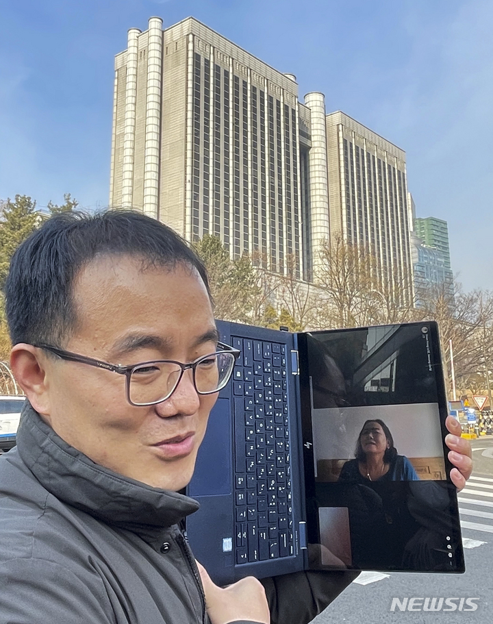 [서울=뉴시스] 최진석 기자 = 응우옌티탄 씨가 7일 서초구 서울중앙지법에서 열린 '베트남전 민간인 학살 관련 대한민국 상대 소송' 1심 선고기일에서 일부 승소 판결을 받은 뒤 화상 연결되고 있다. 이날 서울중앙지법 민사68단독 박진수 부장판사는 베트남전 민간인 학살 사건 피해자 응우옌티탄 씨가 대한민국 정부를 상대로 낸 손해배상 청구 소송에서 원고 일부 승소로 국가가 3000만100원을 지급해야 한다고 판시했다. 2023.02.07. myjs@newsis.com