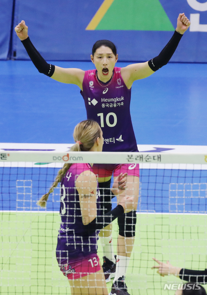 [수원=뉴시스] 김진아 기자 = 7일 오후 경기 수원실내체육관에서 열린 2022-2023 시즌 도드람 V리그 여자부 현대건설과 흥국생명의 경기, 흥국생명이 득점하자 김연경과 선수들이 기뻐하고 있다. 2023.02.07. bluesda@newsis.com