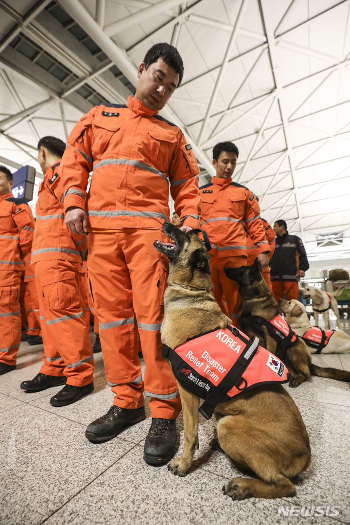 [인천공항=뉴시스] 김선웅 기자 = 튀르키예 지진 수색 및 구조를 위한 대한민국 긴급구호대원들이 7일 인천국제공항에서 출국을 기다리고 있다. 2023.02.07. mangusta@newsis.com